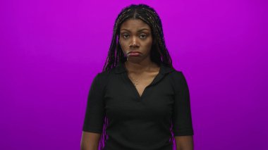 Surat asan ve yan bakışlı bir kadın örgülü saçlar, çapraz kolye ve mor boynu olan bir kadın, şüphecilik..