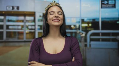 Tacını takan genç İspanyol kadın havaalanının dışında kendine güvenle duruyor. Zarafet ve neşe saçıyor, seyahat ve kraliyet ailesini halka açık bir ortamda yakalıyor..