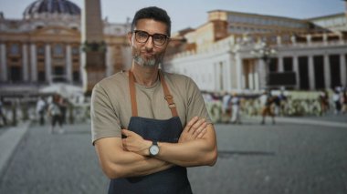 Aziz Peter Meydanı 'ndaki Vatikan binasında kolları çapraz olan önlüklü bir adam. Güven geleneği..