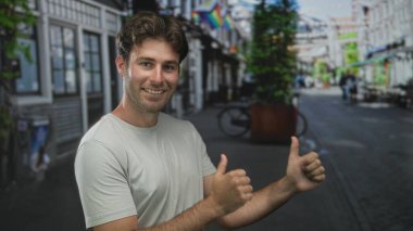 Şehrin sokaklarında gülümseyen ve yan yan bakan adam dostça yaklaşılabilir iyimserlik.