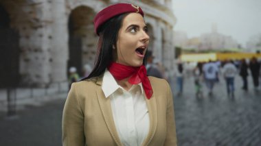 Hostes üniformalı genç İspanyol kadın Roma Stadyumu 'nun dışında eşsiz şehir ve tarihi karışımı sergileyerek hayrete düştü..