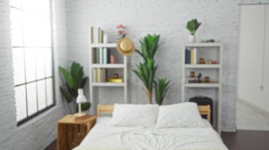 Beyaz çarşaflı, yastıklı, yumuşak güneş ışığı altında ahşap çerçeveli rahat bir yatak..