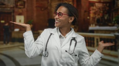 Steteskoplu beyaz önlüklü kadın doktor cemaate gülümserken iki avucunu da kilisenin içinde tutuyor. Merhamet inancı..