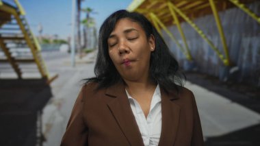 Afro-Amerikan kadın çantaları. Balık, şehir caddesinde sarı iskele görünümlü bir jest yapıyor..