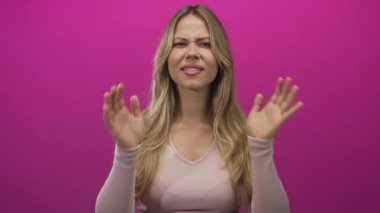 Parlak mor stüdyoda el ele tutuşup bağıran sarışın kadın iletişim heyecanı enerjisi..