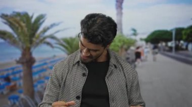 Sokakta yumruklarını sıkmış, gri ceketli genç İspanyol bir adam. Güveni güçlendirme gücü..