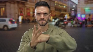 Kentsel bir sokak ortamında yaşayan İspanyol bir adam, şehir ortamında yoğunluk ve duyguyu yansıtan dinamik bir sahne yaratarak meydan okumanın hareketlerini yapıyor..