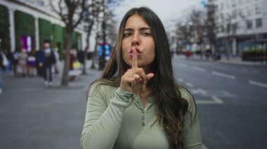 Açık bir şehir caddesinde sessiz hareketler yapan İspanyol kadın, şehir yaşamında huzur ve sükuneti vurguluyor..