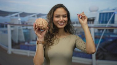Gemi güvertesinde beyni açık havada tutan bir kadın, deniz kenarında sırıtıyor, sırıtıyor, saat takıyor, genç, sıradan, deniz yolculuğu, eğitim konsepti, okyanus geçmişi, yaz havası.