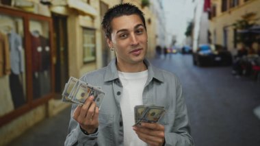 Amerika Birleşik Devletleri banknotlarını sayan genç bir adam, şehir merkezinde canlı bir şehir ortamında İspanyol etnik kökenini gözler önüne seriyor..
