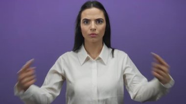 Latin bir kadın, mor bir arka plan karşısında kendini sorguluyor, beyaz bir gömlek giyiyor, kafa karışıklığını ve kendini yansıtmayı gösteriyor..