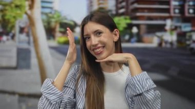 Şehir caddesinde elleri bulanık binalar ve kaldırım manzaralı kadın çerçeveleri; neşe.