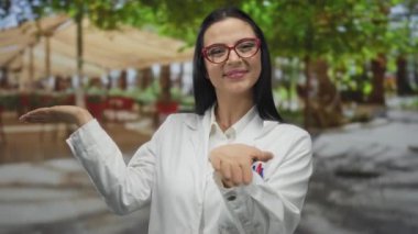 İspanyol kadın bilim adamı canlı ağaçlar ve şık bir üniformayla bir sokak sahnesinde doğal çevrede profesyonel ama yaklaşılabilir bir davranış sergiliyor..