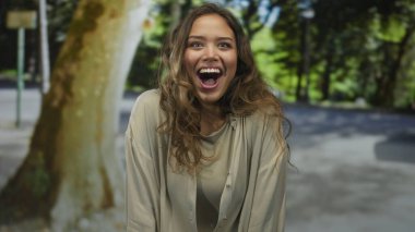 Dışarıdan otobüsle geçen bir kadın, neşeli ve özgün bir anı yakalıyor..