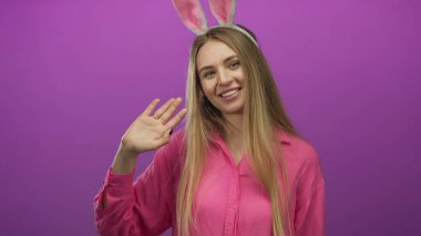 Tavşan kulağı takan bir kadın mor arka planda gülümsüyor, neşeli bir paskalya teması ile neşe saçıyor..