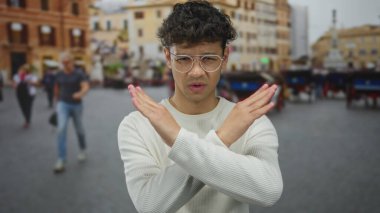 Bulanık yayalar ve tarihi binalarla kalabalık şehir caddesinde el ele tutuşan bir adam reddedilmeyi reddediyor..