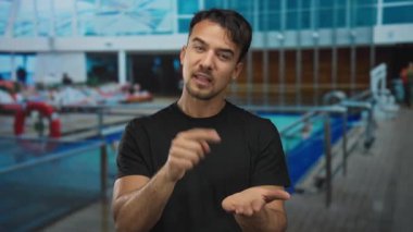 Açık bir gökyüzünün altında yüzme havuzu ile çevrili bir tekne güvertesinde para için el kol gezen İspanyol genç adam yaz tatili titreşimleri olduğunu öne sürüyor..