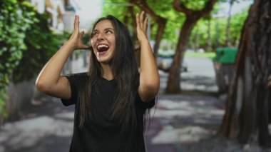 Kadın sokakta yumruklarını sıkıyor, gözleri kapalı ve ağzı gergin şehir kaldırımında bağırıp ağlarken; hüsran.
