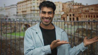 İnsanoğlu, Roma harabeleri olan güneşli antik binanın önünde her iki tarafa da palmiyeler uzatır; dostça karşılama.