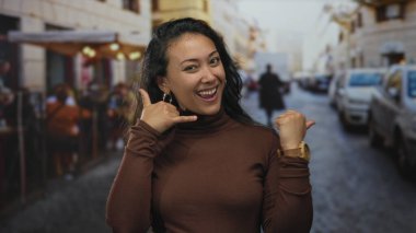 Bir kadının bana göz kırpması ve bir restoranın dışındaki terasta el hareketi dedirtmesi, gülümsemesi ve işaret etmesi; oyuncu bir güven..