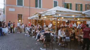 Yumuşak bokeh içinde açık hava terası Odaklanmış masalar, sandalyeler ve şemsiyeler, kafe; arkaplan telif alanı arka planı.