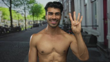 İnsan üstsüz dalgalar şehir güneşli caddesinde el kamerasına açık, cephe inşaatı ile dolu. Mutluluk..