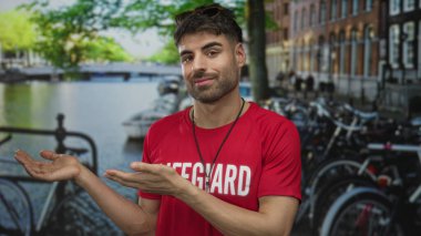 Çıplak kollu bir cankurtaran ıslık ipi takıyor ve sokakta avuç içi hareketi yapıyor. Kendine güveniyor..