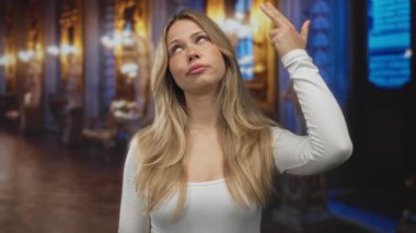 Süslü katedralde eline silah tutuşturan kadın umutsuzluk endişesi umutsuzluk..