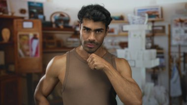 Adam kaşlarını çatıyor ve stüdyoda boğazını keserek jest yapıyor. Tehdit uyarısı..