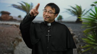 Dışarıda gülümseyen bir adam, şehir zeminine karşı haçla rahip kıyafeti giymiş..