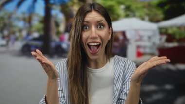 Kadın, yoğun bir şehir caddesinde, arkasında beyaz tepe örtüsü tezgahları olan göz kapaklarını nazikçe ovalıyor..