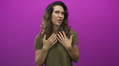 Göğüs kafesi tutan, zeytin gömleği giyen ve mor stüdyoda dağınık saçlı bir kadın, şüphecilik..
