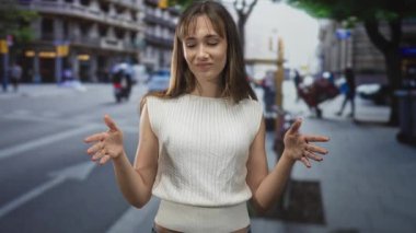 Kalabalık bir şehir caddesinde el kol hareketi yapan, gün ışığında beyaz kolsuz bluz giyen genç bir kadın; şüphecilik.