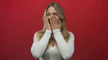 Uzun sarı saçlı ve ağzı açık bir kadın stüdyo resminde şaşkınlık gösteriyor..