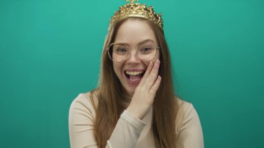 Altın taç takan genç prenses kıt kanaat geçiniyor yeşil stüdyo ortamında fısıldıyor..