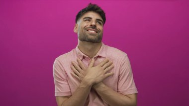 Stüdyoda İspanyol erkek debriyajı seti, kapalı gözler ve pembe ışık altında hafif bir gülümseme..