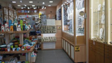 Yumuşak bokeh ve bulanık ekran rafları, koridor ve dolaplar üzerine sığ odak, arka plan telif alanı şablonu sakin.