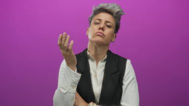 Kafkasyalı kısa saçlı kadın stüdyoda aşağıya bakarken alnına eliyle dokunuyor. Hayal kırıklığı..