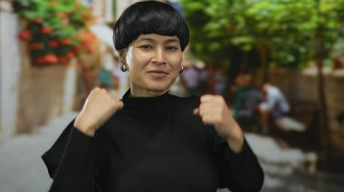 Canlı bir şehir caddesinde neşeli bir şekilde dans eden genç Çinli kadın, canlı bir atmosferle çevrili açık bir şehir ortamında mutluluk ve enerji ifade ediyor..