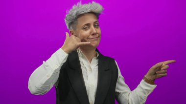 Kısa saçlı bir kadın bana jest ve parmağınla mor stüdyoyu işaret et..