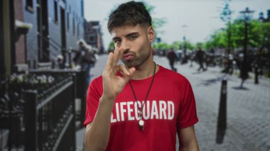 Gündüz vakti güneşli bir şehir sokağında kırmızı gömlekli genç İspanyol cankurtaran el ele tutuşuyor..