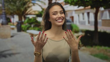 Parlak güneş ışığı altında yemyeşil bir park yolunda kendini yelpazelerken yüzüne yakın el sallayan kadın rahatsız..