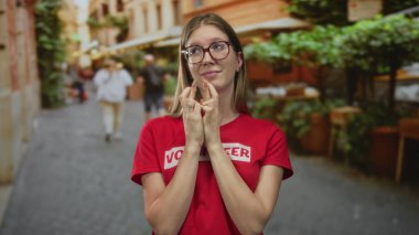 Genç bir kadın gün ışığında sokakta yürürken yoldan geçenleri bulanıklaştırarak hareket eder..