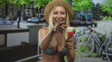 Göğüs dekolteli bikinili kadın dondurma külahını tutuyor ve parmağıyla Kanal Caddesi 'ni işaret ediyor..