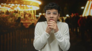 Erkekler, kış aylarında soğuk ve parlayan ışık altında bir sokakta ellerini sıkıca tutarlar; endişe.