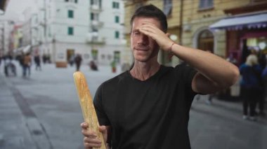 Baget tutan adam, elleri sokakta, gözleri kapalı ve hafif somurtkan şimdi yorgun;.