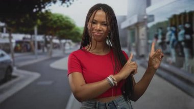 Kırmızı tarladaki bir kadın, iki eliyle bir caddenin vitrininde işaret ediyor, şüphecilik....