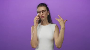 Stüdyoda elinde akıllı telefon tutan ve el kaldırarak el kol hareketi yapan bir kadın, hayal kırıklığı sohbeti..