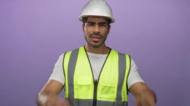 Beyaz kasklı adam mühendis el dürbünü yapıyor ve stüdyoda yansıtıcı yelek giyiyor..