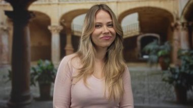 Üniversite manastırında dudaklarını büzen bir kadın şakacılığa davetiye çıkarır..